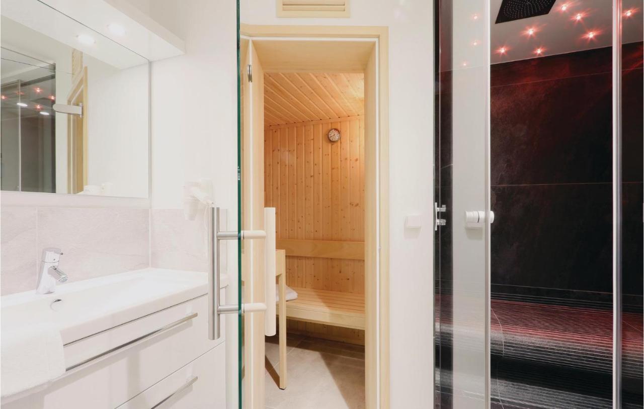 2 Bedroom Awesome Apartment In Luebeck Travemuende ภายนอก รูปภาพ